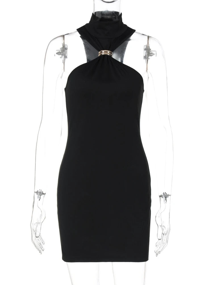 Vestido justo de cintura subida com fivela metálica, cor lisa, ombros descobertos