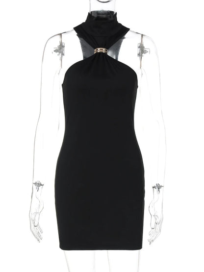 Vestido justo de cintura subida com fivela metálica, cor lisa, ombros descobertos