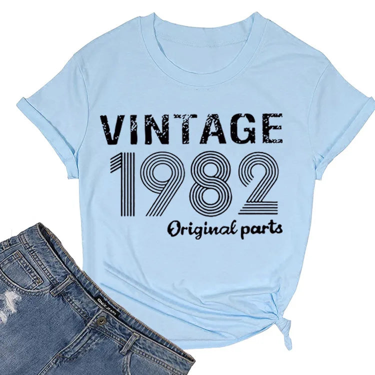 T-shirt com estampado “Vintage 1982 Original”, manga curta, gola redonda, corte largo e confortável, ideal para um look casual e descontraído.