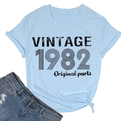 T-shirt com estampado “Vintage 1982 Original”, manga curta, gola redonda, corte largo e confortável, ideal para um look casual e descontraído.