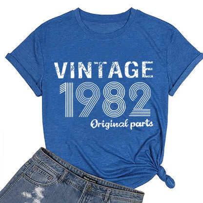 T-shirt com estampado “Vintage 1982 Original”, manga curta, gola redonda, corte largo e confortável, ideal para um look casual e descontraído.