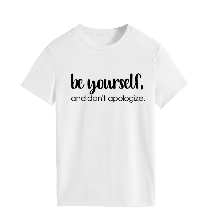 Camiseta con estampado "Be Yourself Don’t Apologize", manga corta, cuello redondo, corte holgado y cómodo, ideal para un look casual y desenfadado