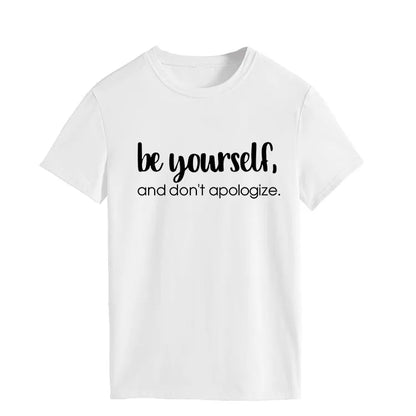 Camiseta con estampado "Be Yourself Don’t Apologize", manga corta, cuello redondo, corte holgado y cómodo, ideal para un look casual y desenfadado