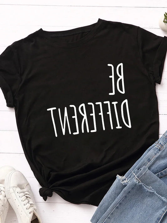 T-shirt com estampado “Be Different” em letras invertidas, manga curta, gola redonda, corte largo e confortável, ideal para um look casual e descontraído