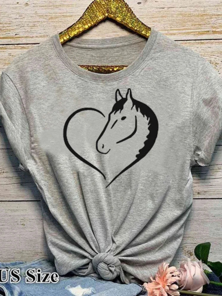 T-shirt com estampado de cavalo em forma de coração, cor amarela, manga curta, gola redonda, corte largo e confortável, ideal para looks casuais de verão
