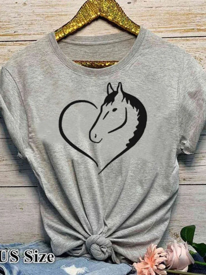 T-shirt com estampado de cavalo em forma de coração, cor amarela, manga curta, gola redonda, corte largo e confortável, ideal para looks casuais de verão
