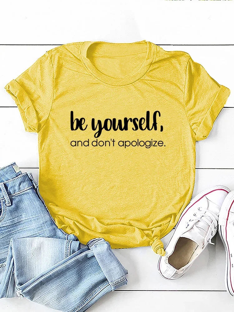 Camiseta con estampado "Be Yourself Don’t Apologize", manga corta, cuello redondo, corte holgado y cómodo, ideal para un look casual y desenfadado
