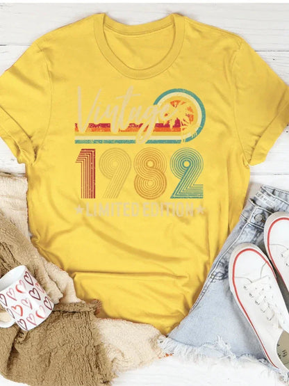 T-shirt com estampado “Vintage 1982 Limited Edition”, manga curta, gola redonda, corte largo e confortável, ideal para um look casual de inspiração retro