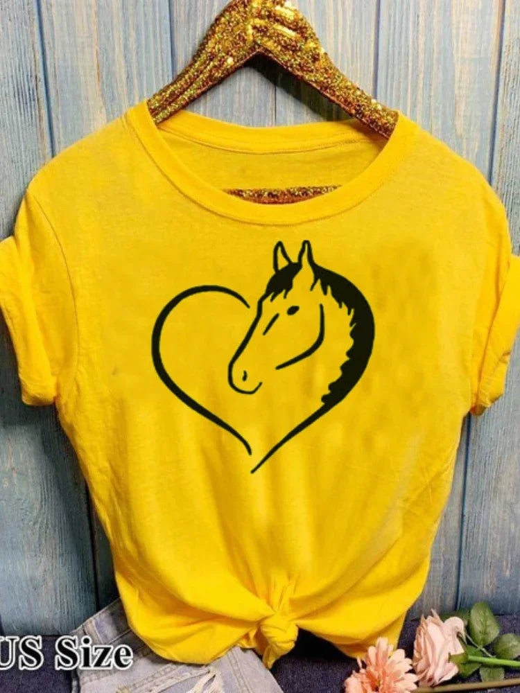 T-shirt com estampado de cavalo em forma de coração, cor amarela, manga curta, gola redonda, corte largo e confortável, ideal para looks casuais de verão