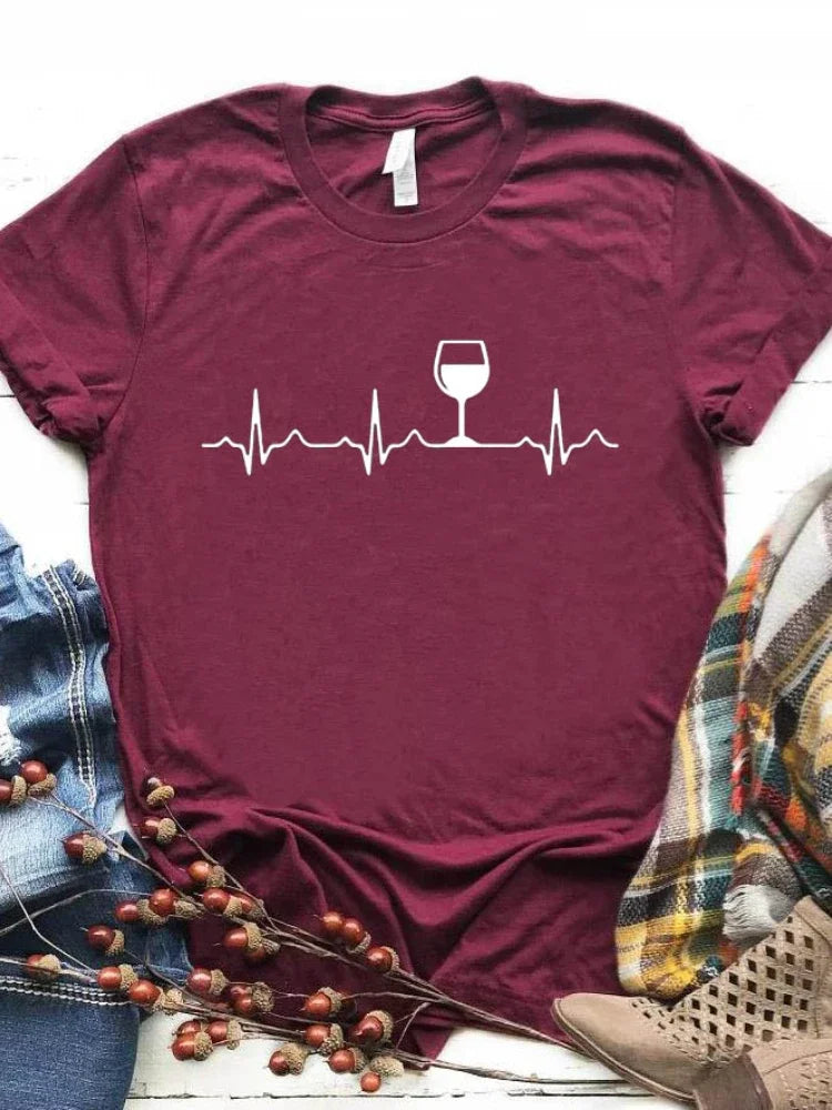 T-shirt com estampado “Wine Heartbeat”, manga curta, gola redonda, corte largo e confortável, ideal para um look casual de verão