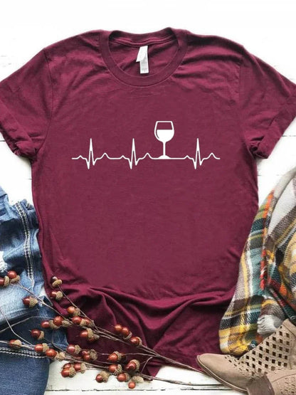 T-shirt com estampado “Wine Heartbeat”, manga curta, gola redonda, corte largo e confortável, ideal para um look casual de verão