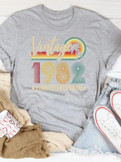 T-shirt com estampado “Vintage 1982 Limited Edition”, manga curta, gola redonda, corte largo e confortável, ideal para um look casual de inspiração retro