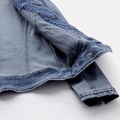 Abrigo entallado con bordados: un toque artístico para tus looks casuales