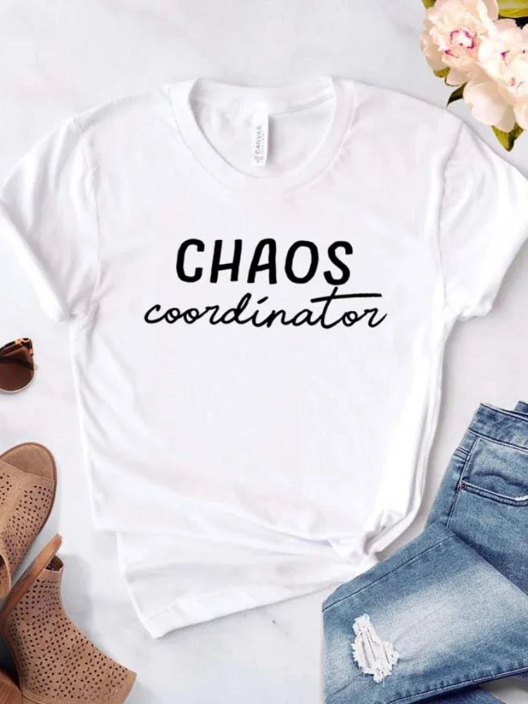 Camiseta con estampado "Chaos Coordinator", manga corta, cuello redondo, corte ancho y cómodo, ideal para un look casual