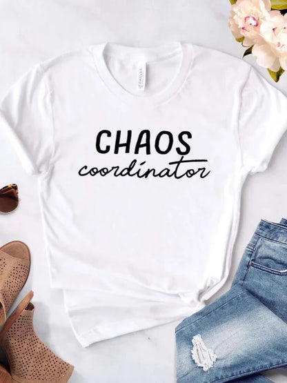 Camiseta con estampado "Chaos Coordinator", manga corta, cuello redondo, corte ancho y cómodo, ideal para un look casual