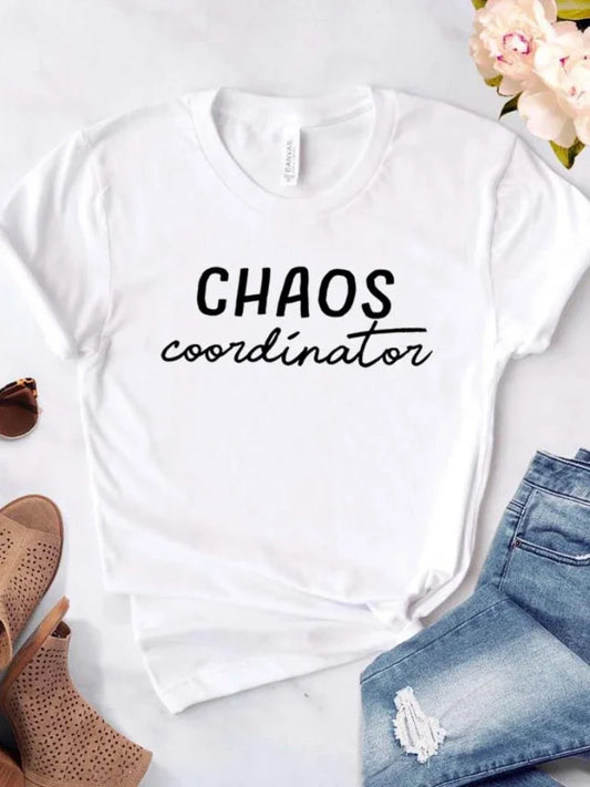 T-shirt com estampado “Chaos Coordinator”, manga curta, gola redonda, corte largo e confortável, ideal para um look casual