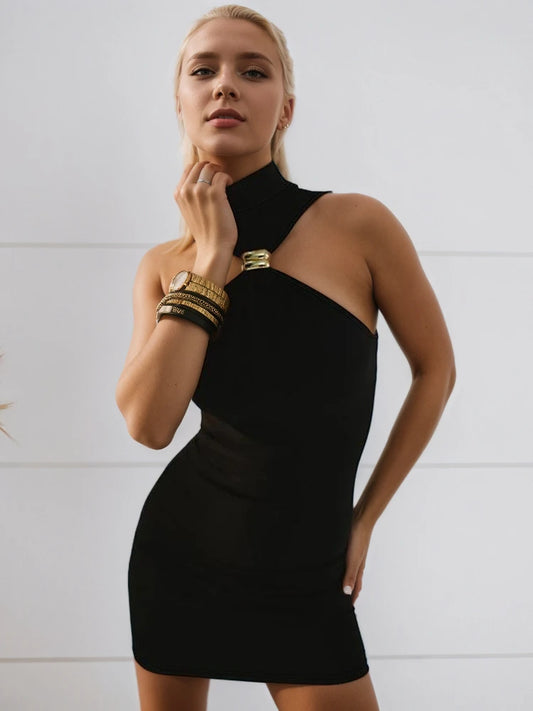 Vestido justo de cintura subida com fivela metálica, cor lisa, ombros descobertos