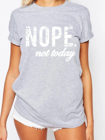 T-shirt com estampado “Nope Not Today”, manga curta, gola redonda, corte largo e confortável, ideal para um look casual de verão