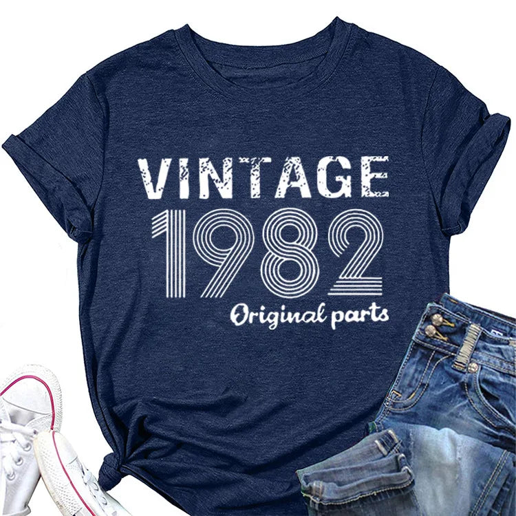 T-shirt com estampado “Vintage 1982 Original”, manga curta, gola redonda, corte largo e confortável, ideal para um look casual e descontraído.