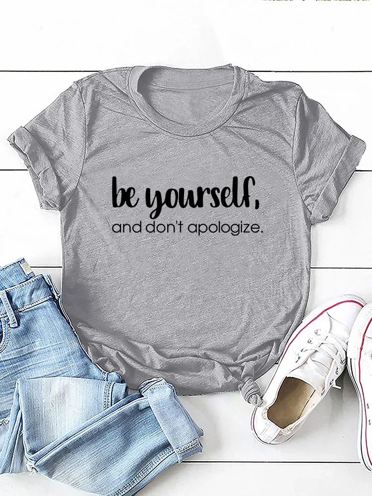 Camiseta con estampado "Be Yourself Don’t Apologize", manga corta, cuello redondo, corte holgado y cómodo, ideal para un look casual y desenfadado