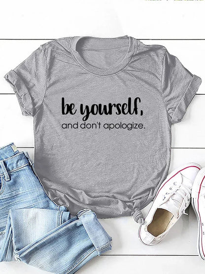 Camiseta con estampado "Be Yourself Don’t Apologize", manga corta, cuello redondo, corte holgado y cómodo, ideal para un look casual y desenfadado