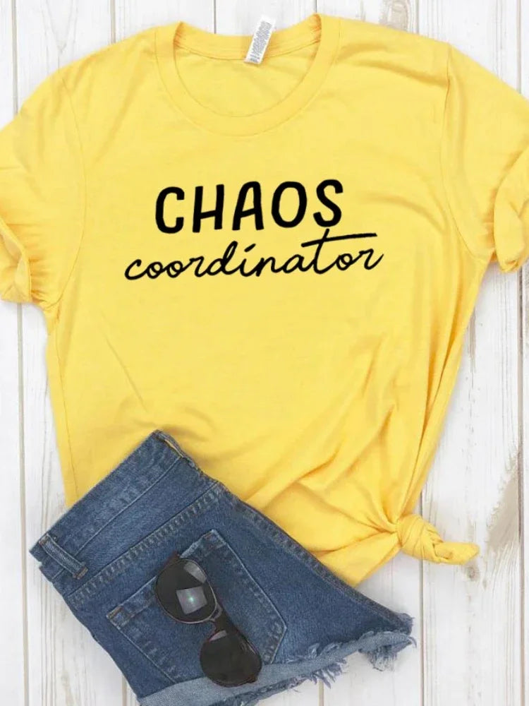 Camiseta con estampado "Chaos Coordinator", manga corta, cuello redondo, corte ancho y cómodo, ideal para un look casual