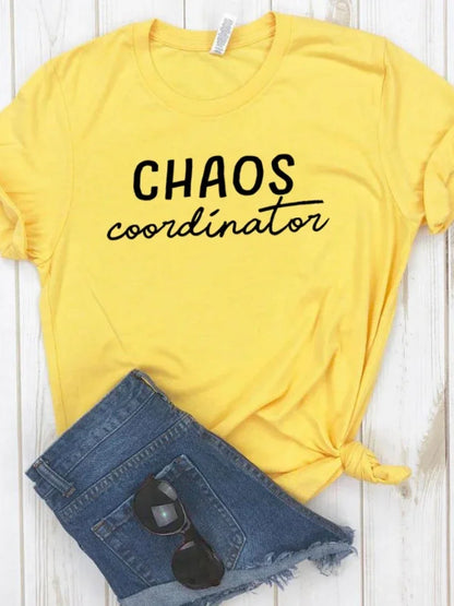 Camiseta con estampado "Chaos Coordinator", manga corta, cuello redondo, corte ancho y cómodo, ideal para un look casual
