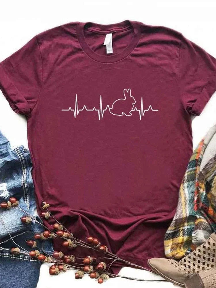 Camiseta con estampado de conejo y latido, manga corta, cuello redondo, corte ancho y cómodo, ideal para un look casual y relajado