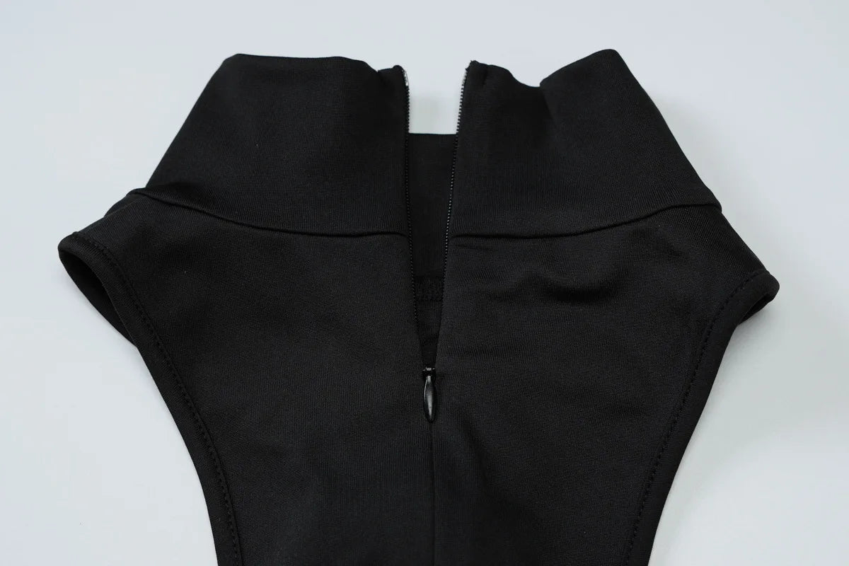 Vestido justo de cintura subida com fivela metálica, cor lisa, ombros descobertos