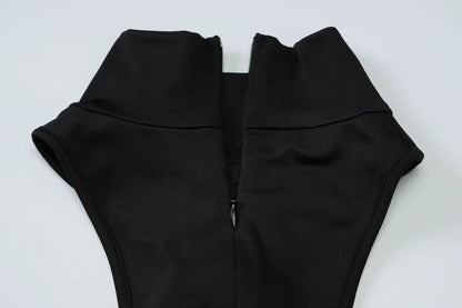 Vestido justo de cintura subida com fivela metálica, cor lisa, ombros descobertos
