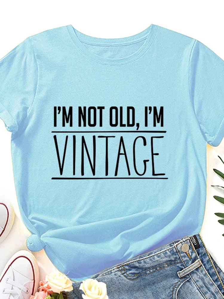 T-shirt com estampado “I’m Not Old, I’m Vintage”, manga curta, gola redonda, corte largo e confortável, ideal para um look casual.