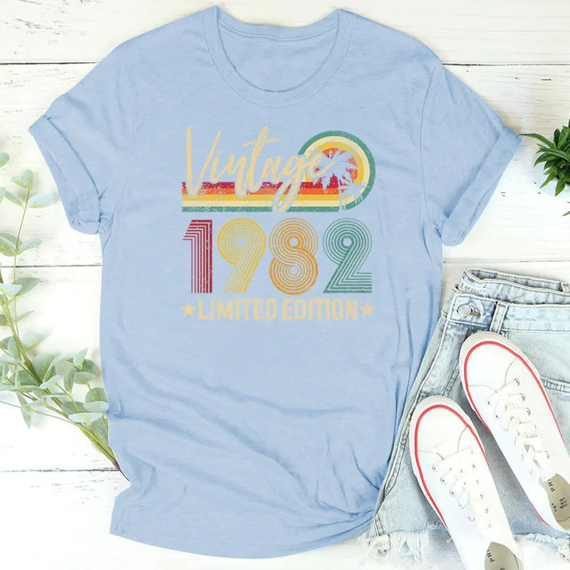 T-shirt com estampado “Vintage 1982 Limited Edition”, manga curta, gola redonda, corte largo e confortável, ideal para um look casual de inspiração retro