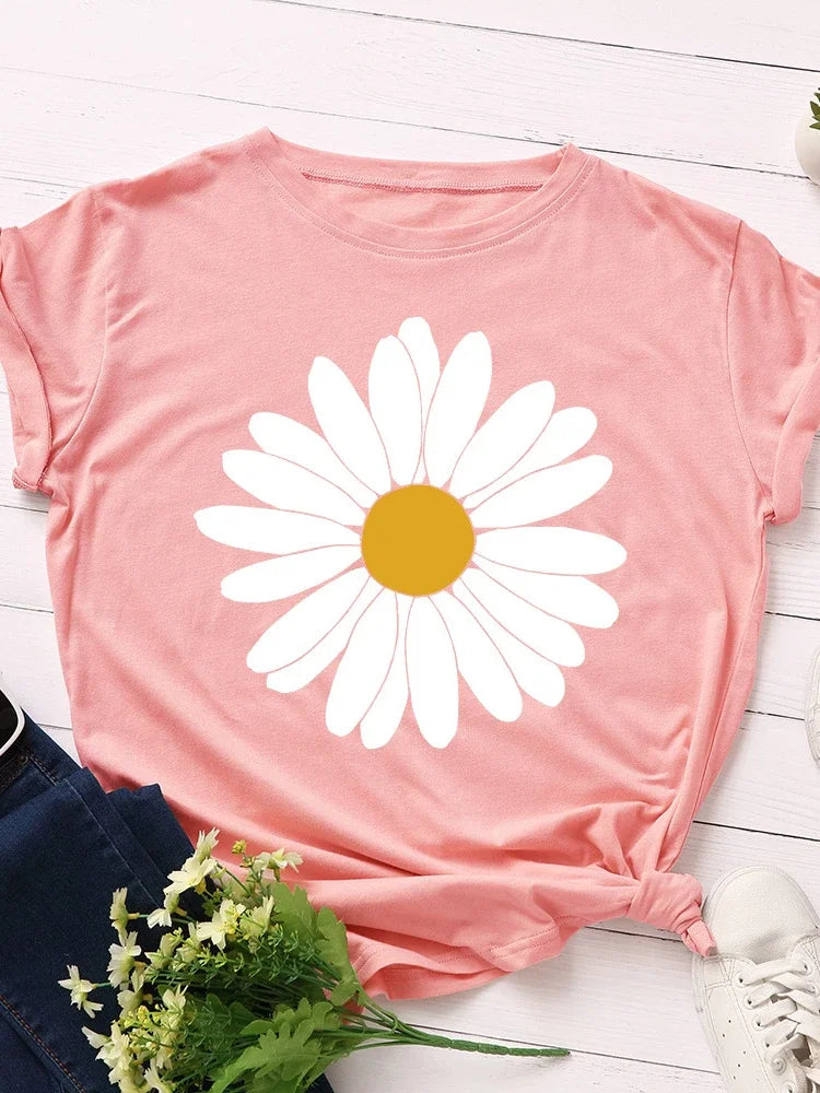 T-shirt com estampado de margaridas “Blooming Daisy”, manga curta, gola redonda, corte largo e confortável, ideal para um look casual e leve