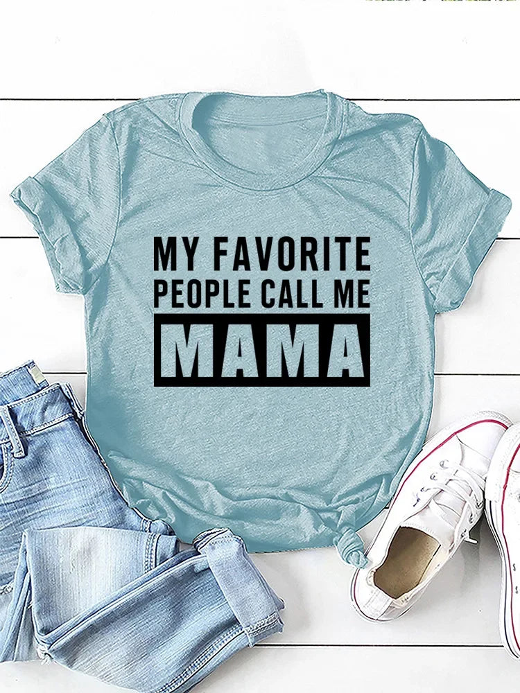 Camiseta con estampado “My Favorite People Call Me Mama”, manga corta, cuello redondo, corte holgado y cómodo, ideal para un look casual y relajado