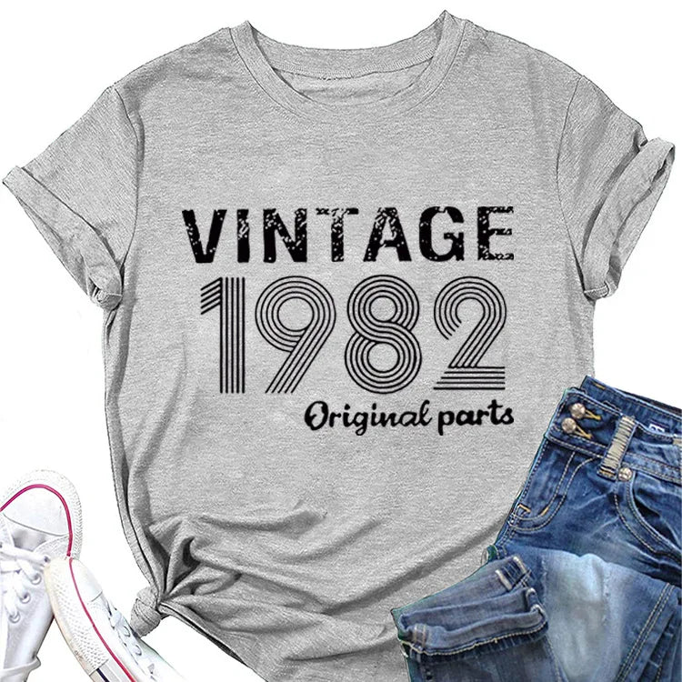 T-shirt com estampado “Vintage 1982 Original”, manga curta, gola redonda, corte largo e confortável, ideal para um look casual e descontraído.