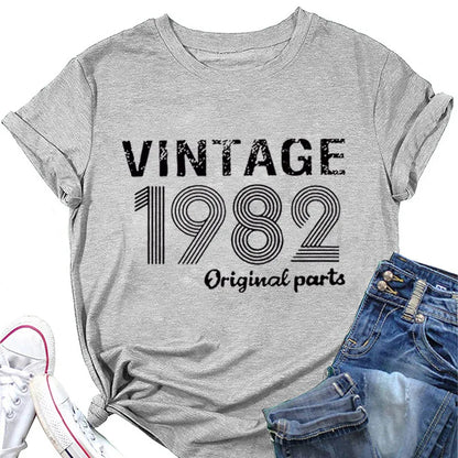 T-shirt com estampado “Vintage 1982 Original”, manga curta, gola redonda, corte largo e confortável, ideal para um look casual e descontraído.
