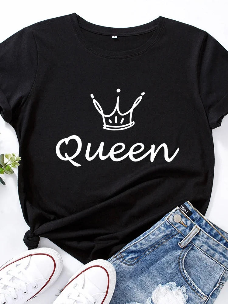 T-shirt com estampado “Crown Queen”, manga curta, gola redonda, corte largo e confortável, ideal para um look casual de verão