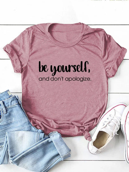 Camiseta con estampado "Be Yourself Don’t Apologize", manga corta, cuello redondo, corte holgado y cómodo, ideal para un look casual y desenfadado