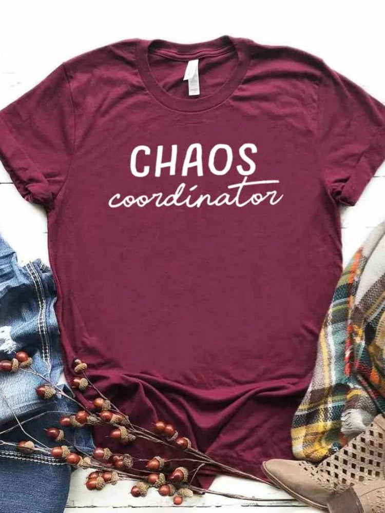 Camiseta con estampado "Chaos Coordinator", manga corta, cuello redondo, corte ancho y cómodo, ideal para un look casual