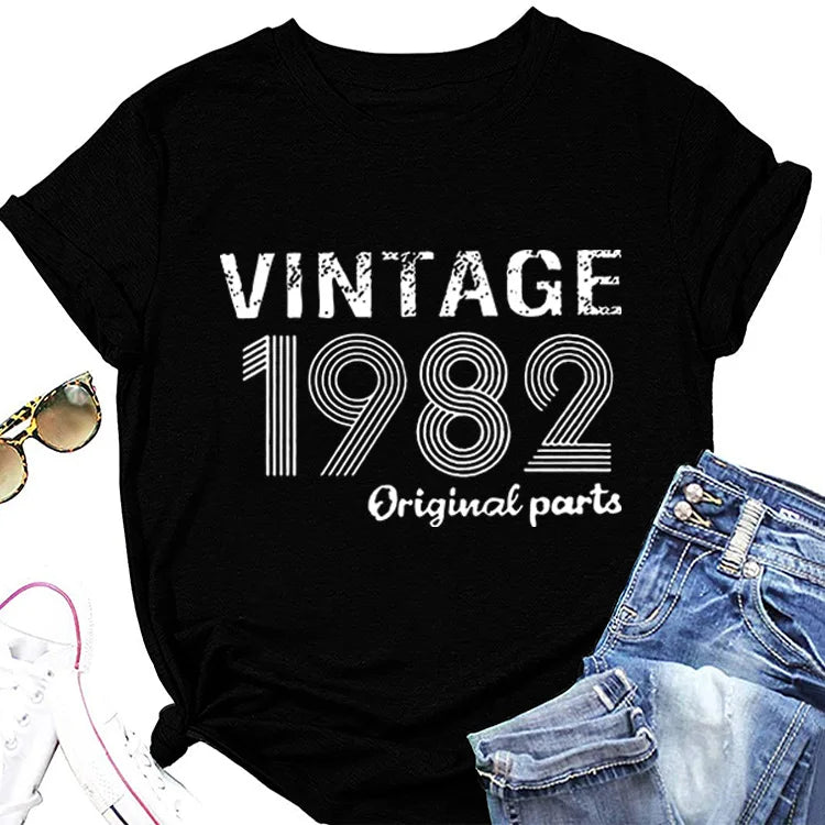 T-shirt com estampado “Vintage 1982 Original”, manga curta, gola redonda, corte largo e confortável, ideal para um look casual e descontraído.