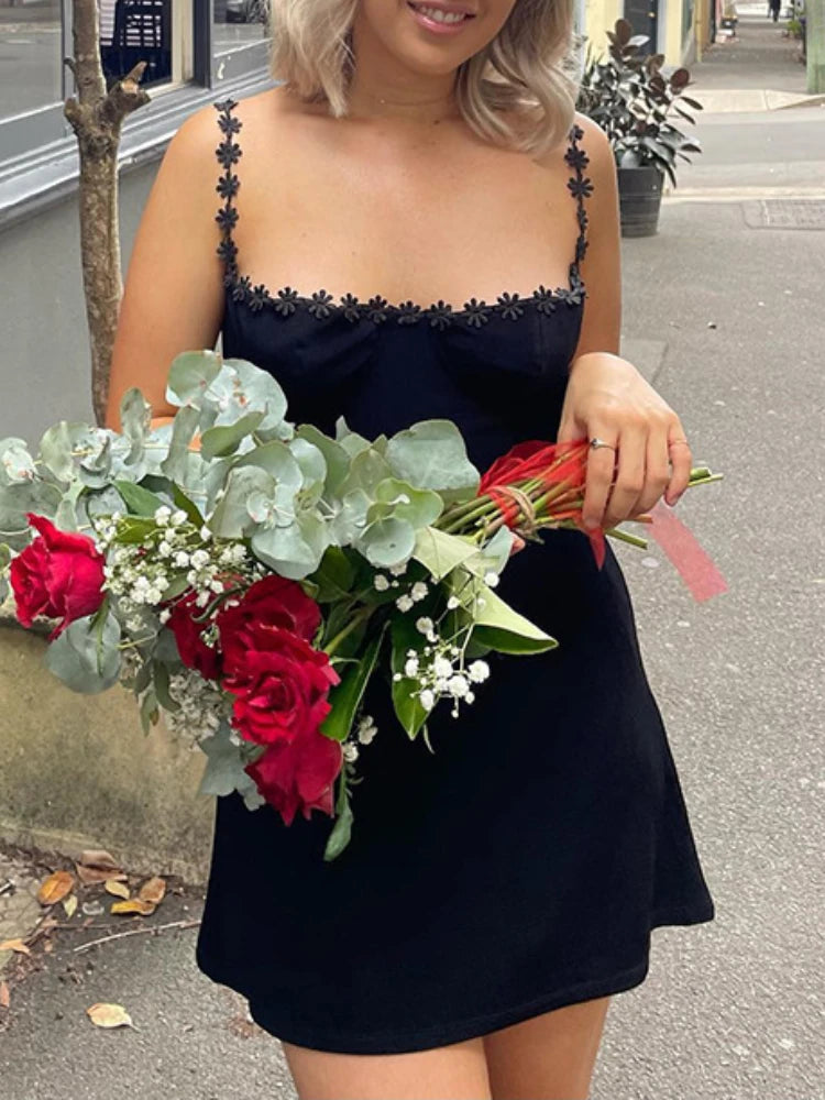 Vestido mini feminino de alças com renda floral, decote profundo, cor lisa, corte justo e elegante, ideal para festas