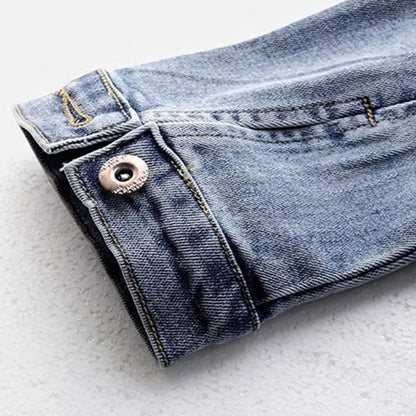 Abrigo entallado con bordados: un toque artístico para tus looks casuales