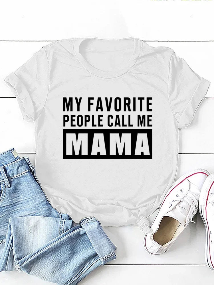 Camiseta con estampado “My Favorite People Call Me Mama”, manga corta, cuello redondo, corte holgado y cómodo, ideal para un look casual y relajado