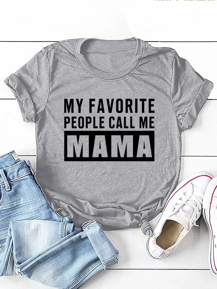 Camiseta con estampado “My Favorite People Call Me Mama”, manga corta, cuello redondo, corte holgado y cómodo, ideal para un look casual y relajado