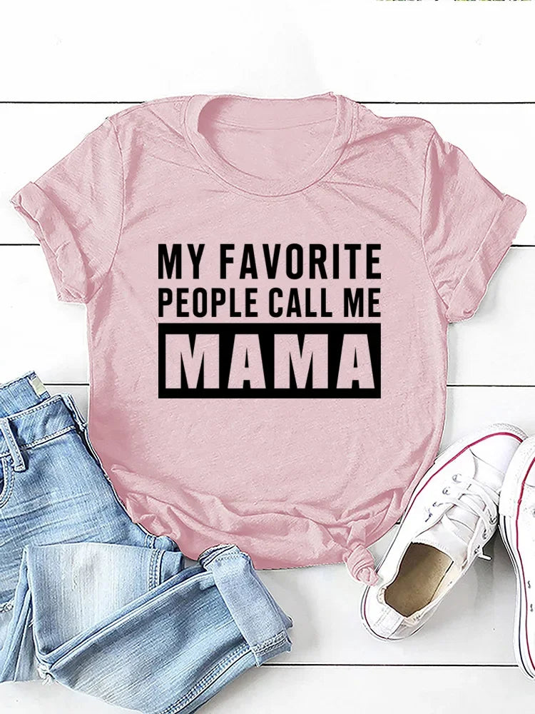 Camiseta con estampado “My Favorite People Call Me Mama”, manga corta, cuello redondo, corte holgado y cómodo, ideal para un look casual y relajado