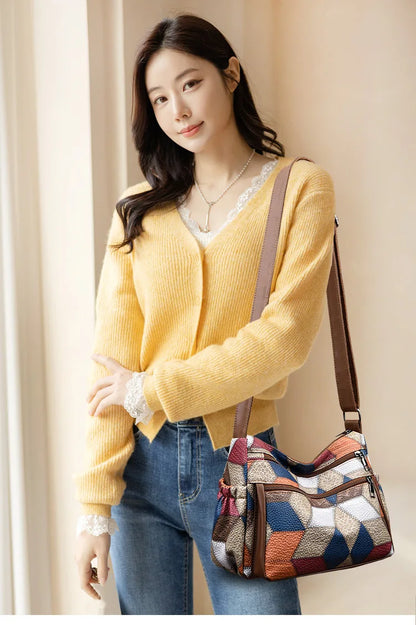 Bolso de mano de cuero con monograma estampado