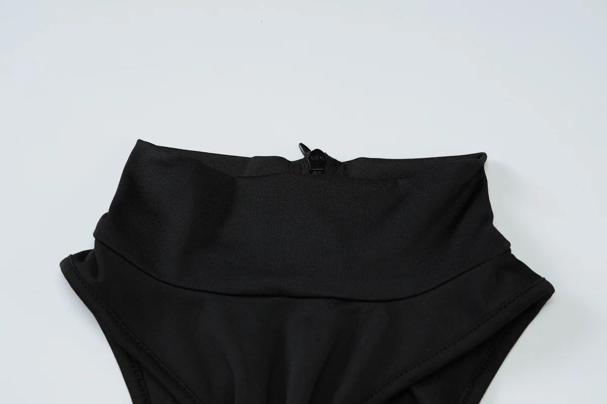 Vestido justo de cintura subida com fivela metálica, cor lisa, ombros descobertos