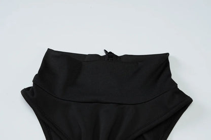 Vestido justo de cintura subida com fivela metálica, cor lisa, ombros descobertos