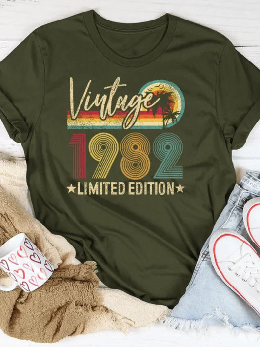 T-shirt com estampado “Vintage 1982 Limited Edition”, manga curta, gola redonda, corte largo e confortável, ideal para um look casual de inspiração retro