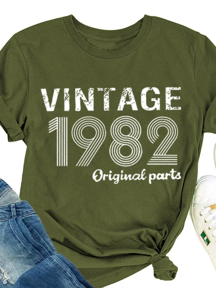 T-shirt com estampado “Vintage 1982 Original”, manga curta, gola redonda, corte largo e confortável, ideal para um look casual e descontraído.
